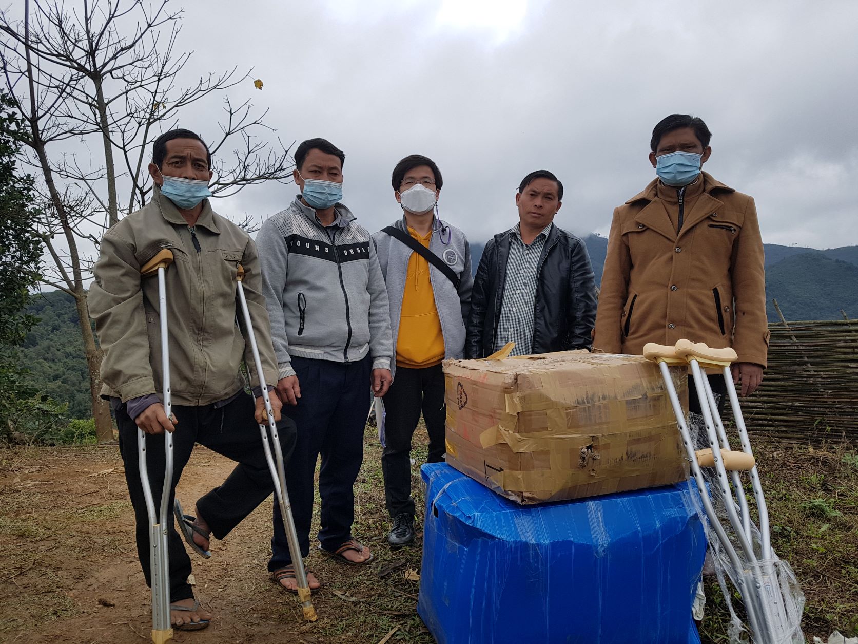 목발을 지원 받은 불발탄 피해자들