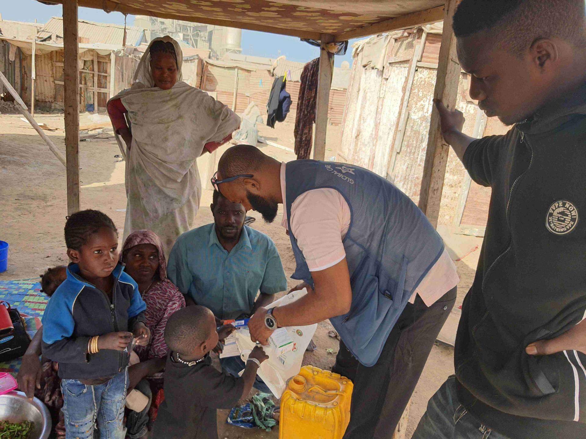 식량 배분 중인 모리타니 직원