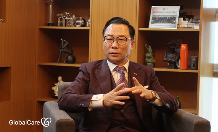 글로벌케어 후원 계기를 설명하고 계신 김기원 후원자님