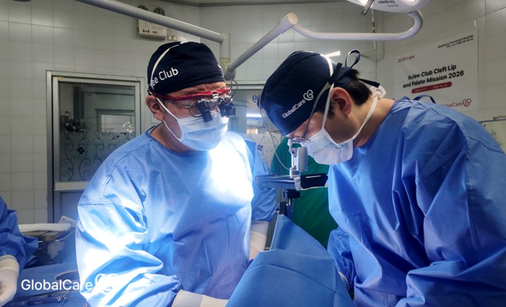 구순구개열 수술 중인 의사들