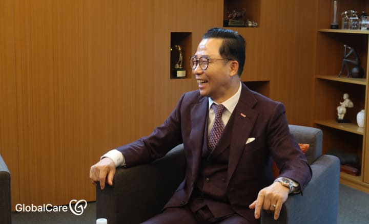 부부의 나눔 철학에 대해 이야기하며 환하게 웃고 있는 김기원 후원자님