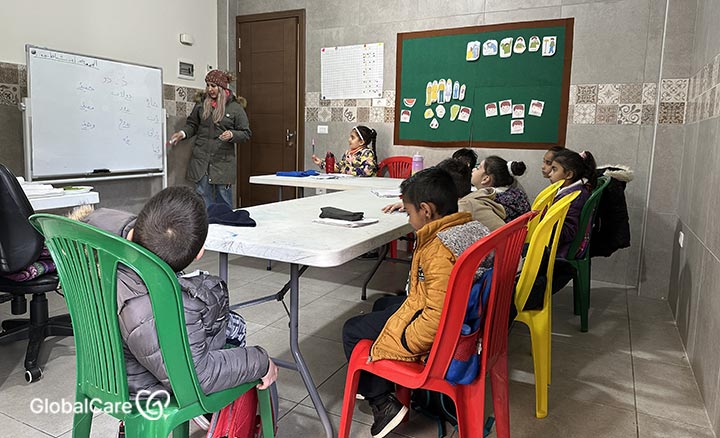 레바논 파나르 지역 난민 아동 센터에서 아랍어 수업을 듣는 시리아 난민 아동들