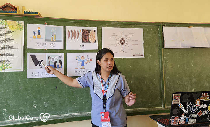 건강한 성교육 수업을 진행하는 과학교사 