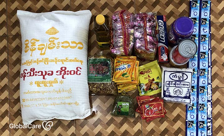 주민들에게 지원한 쌀, 라면, 조미료 등으로 구성된 식량키트