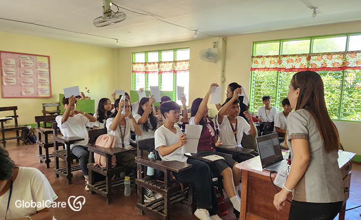 성교육 수업에 적극적으로 참여하는 필리핀 청소년들