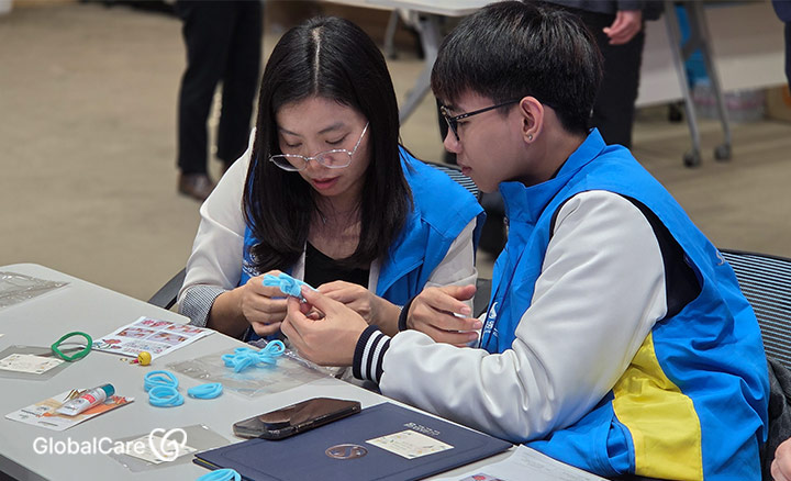 키링을 만들고 있는 유학생과 신한은행 임직원