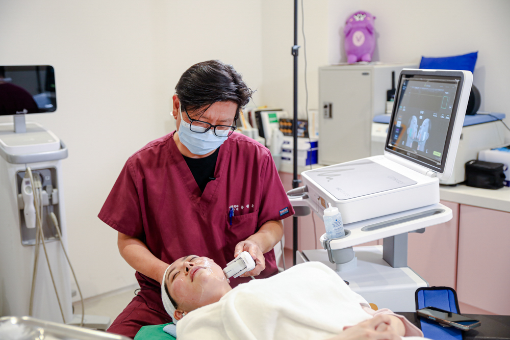Dr. Ingook Song performing an Ultherapy PRIME treatment at Bellemorn