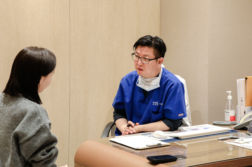 Dr. Ingook Song consulting with a patient at Bellemorn Plastic Surgery Clinic