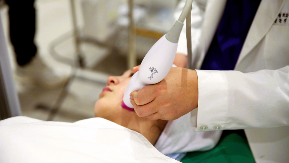 Thermage FLX handpiece in use at Bellemorn Plastic Surgery Clinic