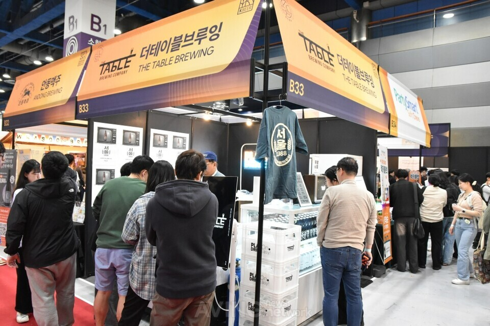 KIBEX 2025에 참가한 더테이블브루잉 부스 전시 모습 | 촬영 – 에이빙뉴스