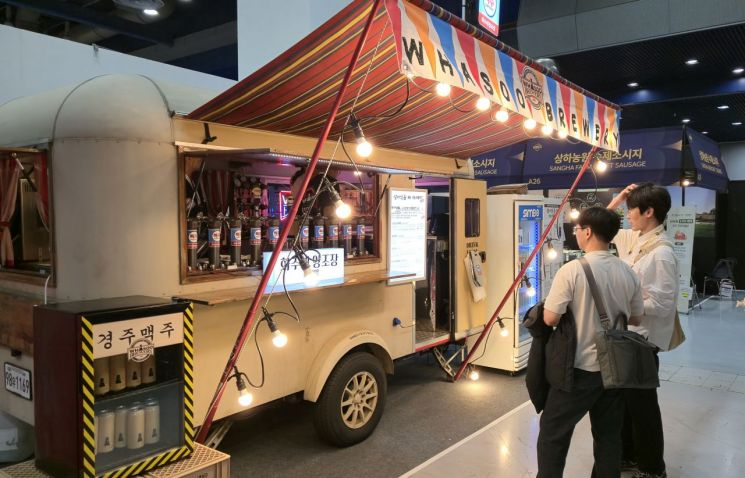 제7회 대한민국맥주박람회에 참가한 '화수브루어리'의 부스 전경.