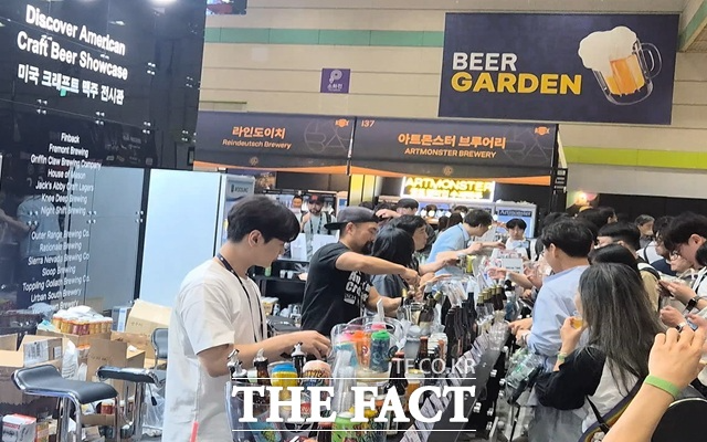 16일 오승혁의 현장이 찾은 대한민국맥주박람회에서 많은 이들이 크래프트 비어를 즐기고 있다. /코엑스 강남=오승혁 기자