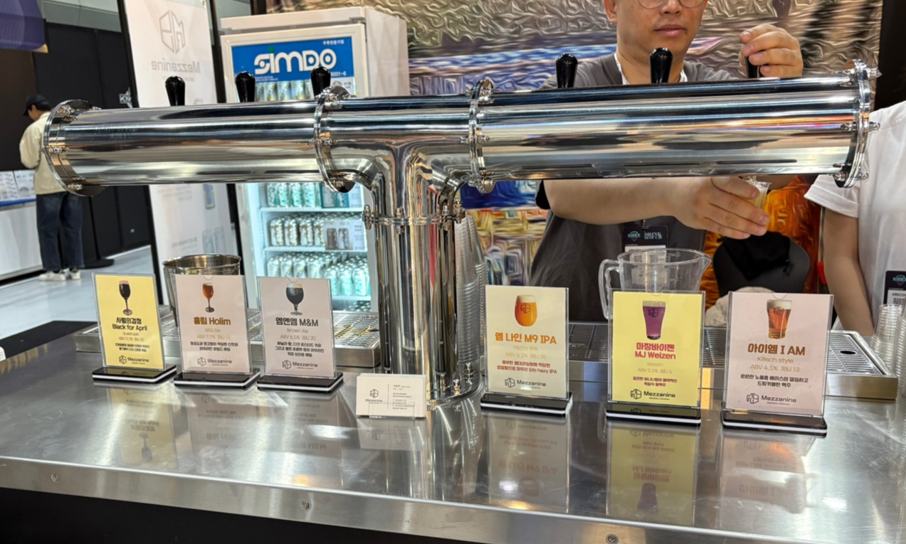 10일 서울 삼성동 코엑스에서 열린 ‘대한민국 맥주산업 박람회(KIBEX) 2025’ 메즈나인 브루잉 컴퍼니 부스에서 직원이 잔에 시음용 맥주를 따르고 있다. 강승연 기자