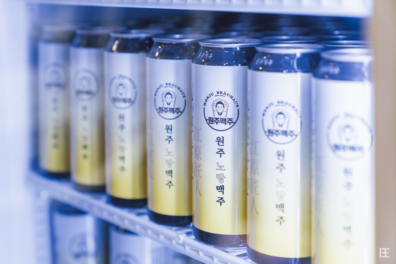 노랑맥주는 몰트감과 사츠 홉의 신선함이 어우러진 저먼 필스너, 까망맥주는 스모키한 풍미와 홉의 쌉쌀한 맛이 조화롭게 어우러지는 둔켈이다. ⓒ 비로컬