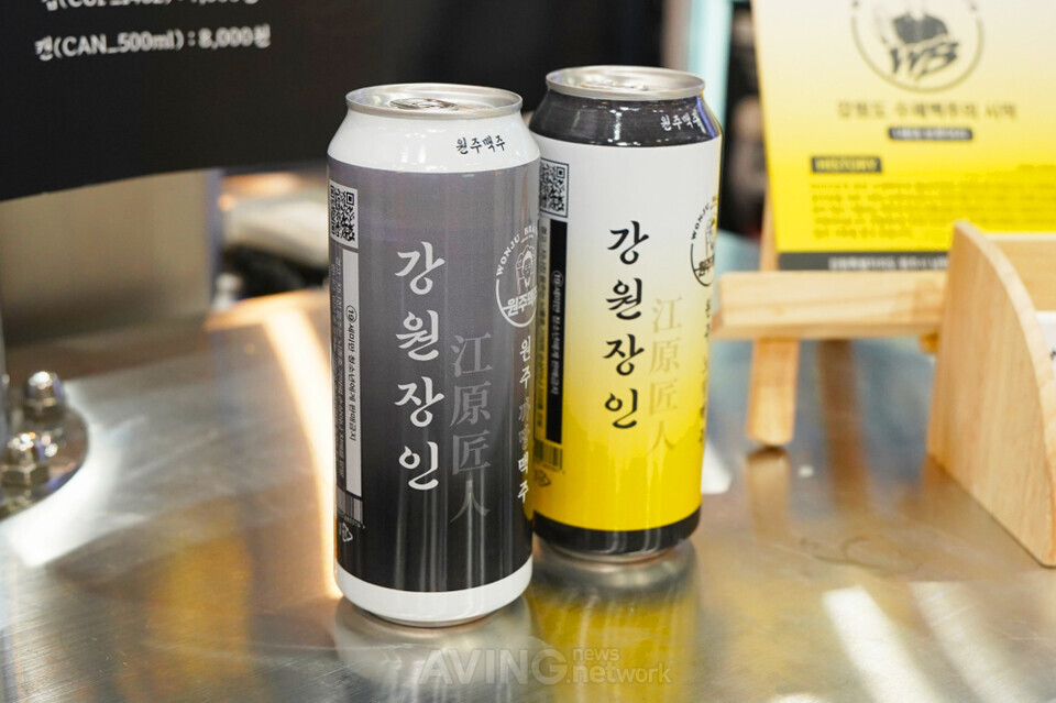 원주브로이하우스의 '까망맥주(왼쪽)'와 '노랑맥주(오른쪽)' 캔 제품 모습. | 촬영-에이빙뉴스