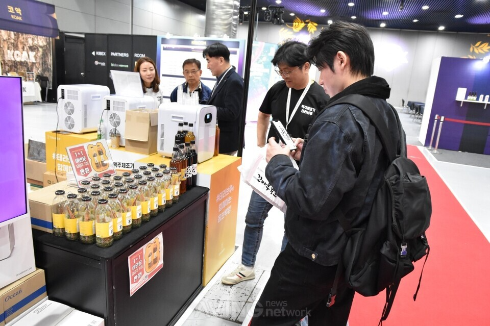  Visitors at Tera Brew’s booth during KIBEX 2025 | Photo by AVING News