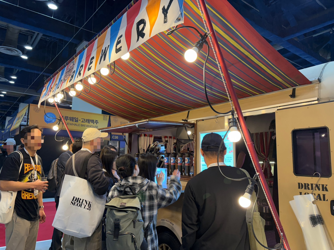10일 서울 삼성동 코엑스에서 개최된 ‘대한민국 맥주산업 박람회(KIBEX) 2025’ 화수브루어리 부스 앞에서 관람객들이 맥주를 시음하고 있다. 강승연 기자
