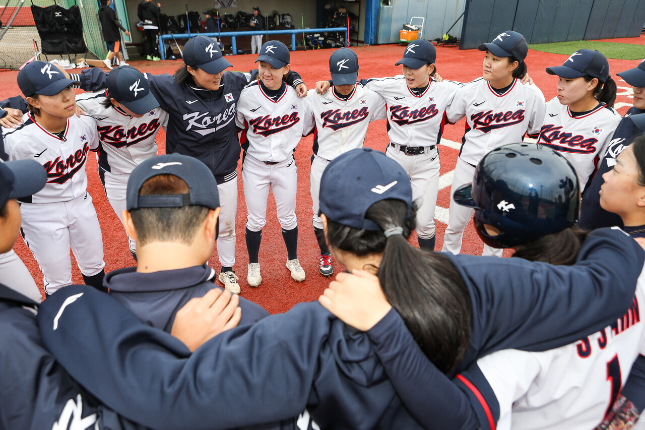 18일 경기도 화성시 화성드림파크 여성야구장에서 열린 대한민국여자야구대표팀의 훈련에서 대표팀 선수들이 어깨동무를 하고 아시안컵에 대한 각오를 다지고 있다. ⓒ손상민 사진기자