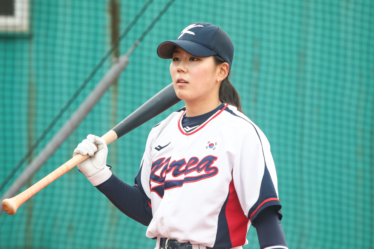 대표팀 4번 타자 박주아 선수가 18일 경기도 화성시 화성드림파크 여성야구장에서 열린 대한민국여자야구대표팀의 훈련에서 방망이를 들고 있다. ⓒ손상민 사진기자