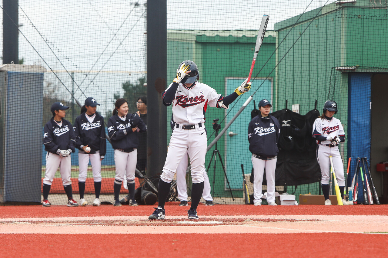 18일 경기도 화성시 화성드림파크 여성야구장에서 열린 대한민국여자야구대표팀의 훈련에서 대표팀 선수가 타석에서 타격을 준비하고 있다. ⓒ손상민 사진기자