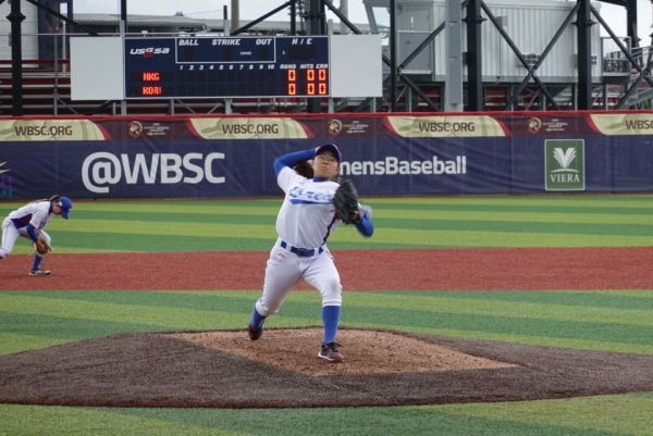 김라경이 마운드에 올라 공을 던지고 있다. 사진=김유정 객원기자