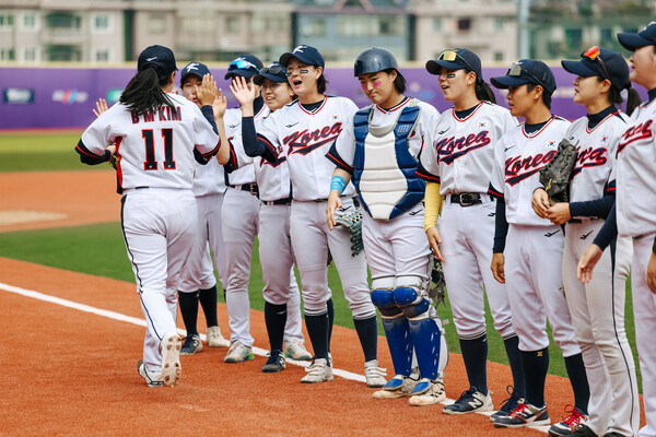 27일 아시안컵 인도네시아전에서 5회 콜드게임 승을 거둔 한국 여자야구 대표팀. /아시아여자야구연맹