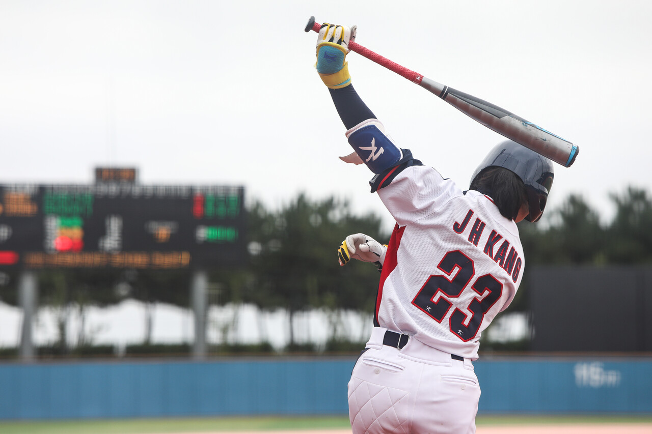 18일 경기도 화성시 화성드림파크 여성야구장에서 열린 대한민국여자야구대표팀의 훈련에서 강정희 선수가 방망이를 휘두르고 있다. ⓒ손상민 사진기자