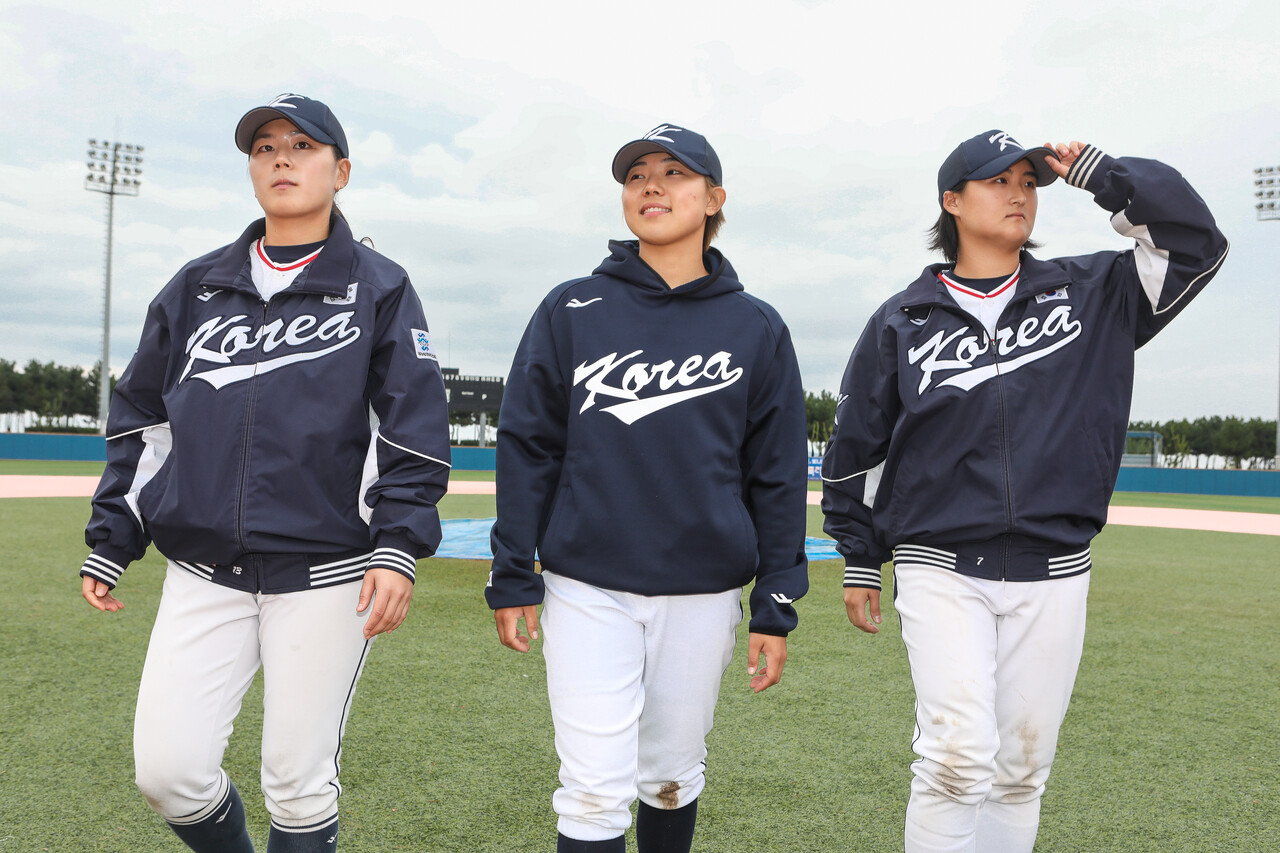 박주아 선수(왼쪽부터), 김라경 선수, 김현아 선수가 18일 경기도 화성시 화성드림파크 여성야구장에서 열린 대한민국여자야구대표팀 훈련이 끝난 뒤 함께 걷고 있다. ⓒ손상민 사진기자