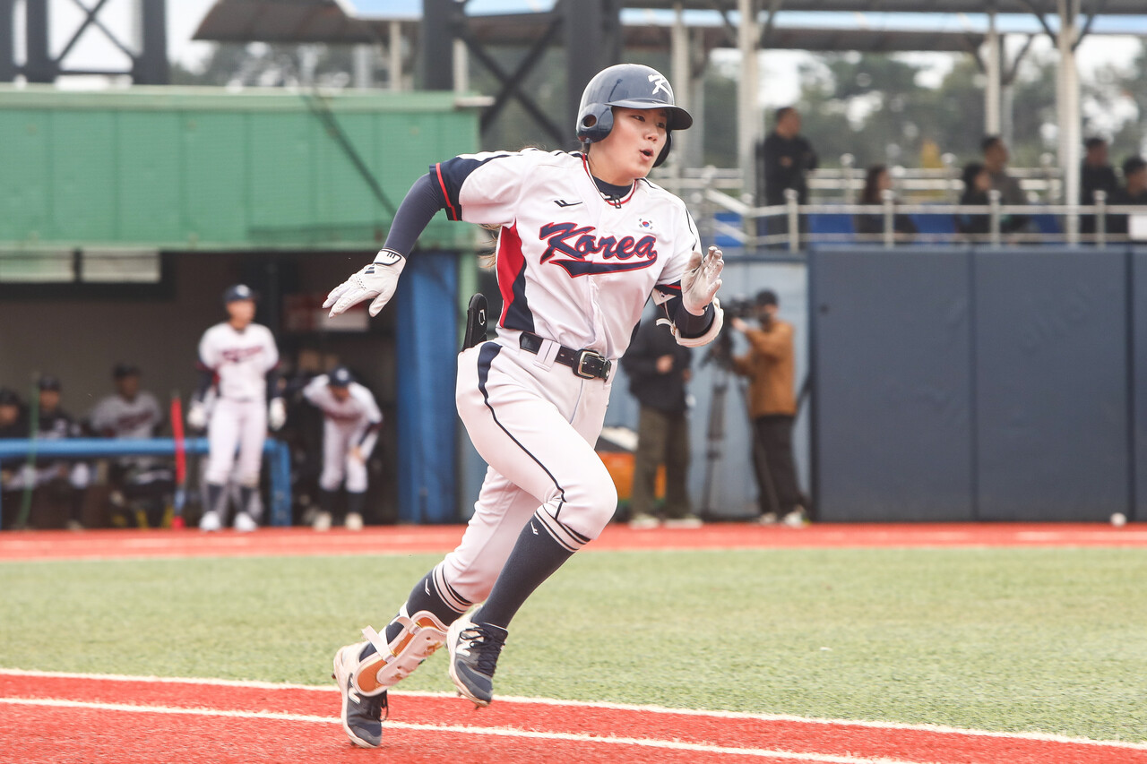 18일 경기도 화성시 화성드림파크 여성야구장에서 열린 대한민국여자야구대표팀의 훈련에서 박주아 선수가 안타를 친 후 1루로 달리고 있다. ⓒ손상민 사진기자