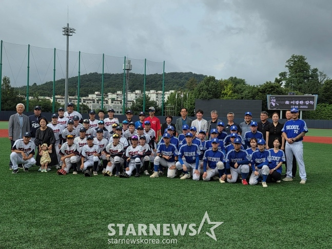 한국 여자야구 대표팀(왼쪽 하얀 유니폼)과 서울대 야구부가 8월 30일 서울 신월야구장에서 열린 이광환 감독 추모식 및 추모경기에서 내빈들과 함께 기념 사진을 찍었다. /사진=김동윤 기자
