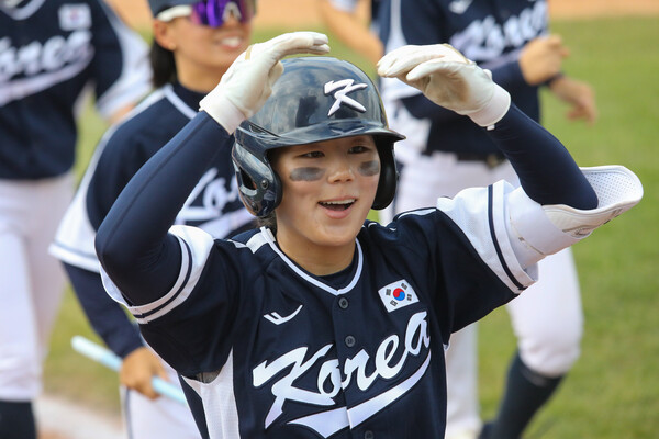 한국 여자야구 국가대표 박주아가 26일(한국시간) 호주와의 월드컵 조별 스테이지 4차전에서 좌월 3점 홈런포를 쏘아올렸다. 한국 여자야구 사상 첫 국제대회 홈런이다. ⓒ세계야구소프트볼연맹(WBSC)