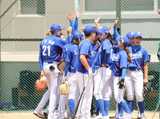 여자야구 대표팀이 연습경기 후 파이팅을 외치고 있는 모습. 사진=한국여자야구연맹 제공