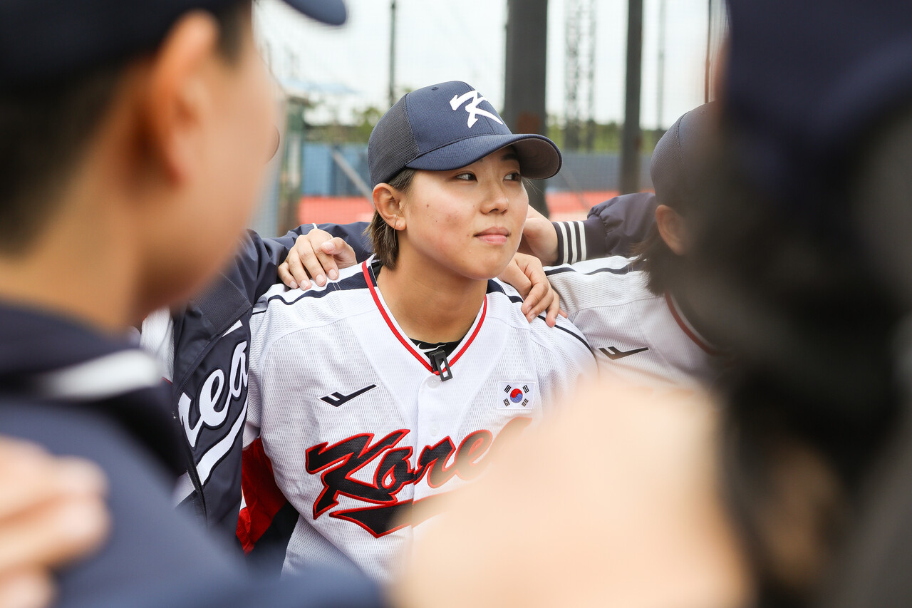 18일 경기도 화성시 화성드림파크 여성야구장에서 대한민국여자야구대표팀의 훈련 중 김라경 선수가 대표팀 선수들과 어깨동무를 하고 있다. ⓒ손상민 사진기자