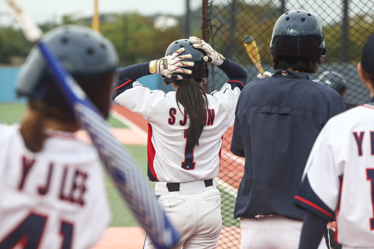 18일 경기도 화성시 화성드림파크 여성야구장에서 열린 대한민국여자야구대표팀의 훈련 중 안수지 선수가 헬멧을 고쳐 쓰고 있다. ⓒ손상민 사진기자