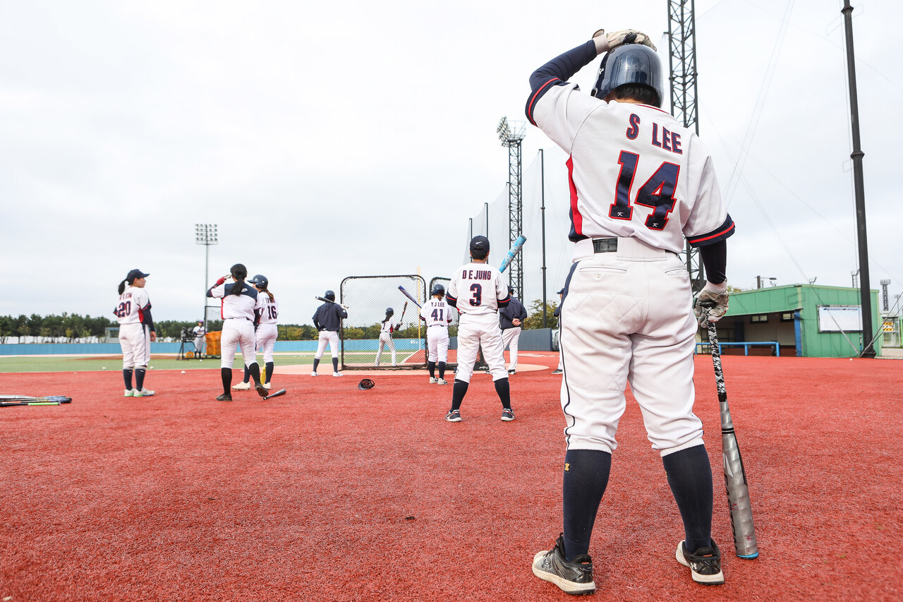 18일 경기도 화성시 화성드림파크 여성야구장에서 열린 대한민국여자야구대표팀의 훈련에서 대표팀 선수들이 타격 연습을 준비하고 있다. ⓒ손상민 사진기자