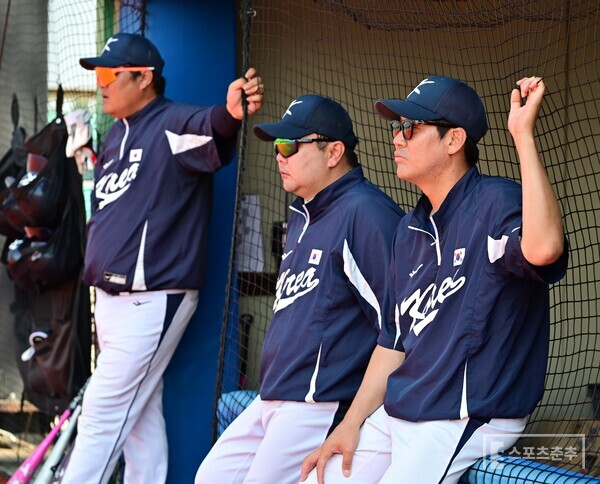 2025 여자야구 대표팀 코칭스태프. (왼쪽부터) 한화 장시환 친형 장지훈 타격코치, 허일상 감독, 전 SK 투수 윤길현 투수코치. (사진=스포츠춘추 황혜정 기자)