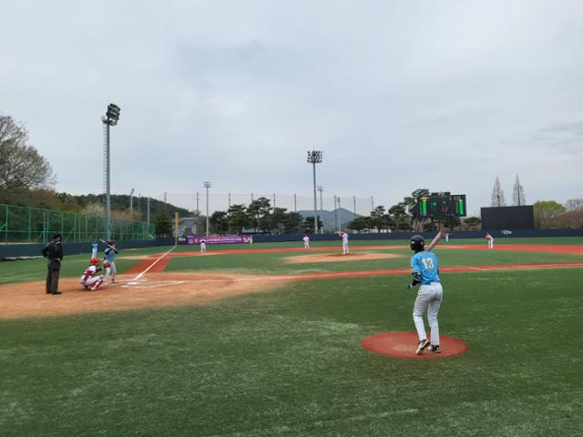 제8회 선덕여왕배 전국여자야구대회가 12일 경북 경주에서 개막해 선수들이 시합을 펼치고 있다. 경주시 제공
