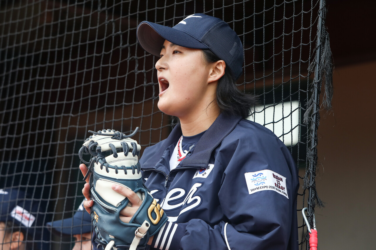 10월 18일 경기도 화성시 화성드림파크 여성야구장에서 열린 대한민국여자야구대표팀의 훈련 중 김현아 선수가 선수들을 응원하고 있다. ⓒ손상민 사진기자