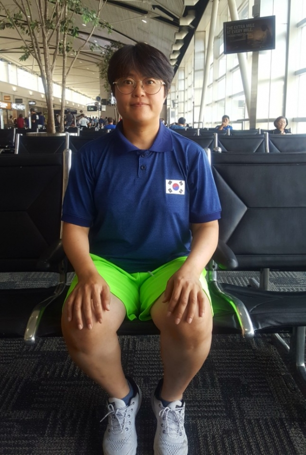 김희진이 세계여자야구월드컵이 열리는 미국 플로리다로 이동 중 포즈를 취하고 있다. 사진=김유정 객원기자