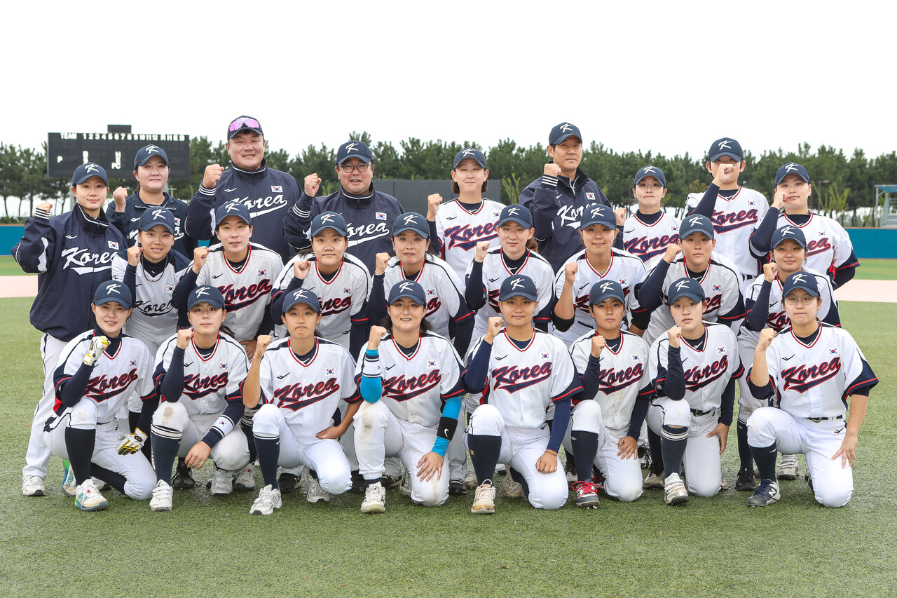 18일 경기도 화성시 화성드림파크 여성야구장에서 열린 대한민국여자야구대표팀의 훈련이 끝난 후 대표팀이 단체사진을 촬영하고 있다. ⓒ손상민 사진기자