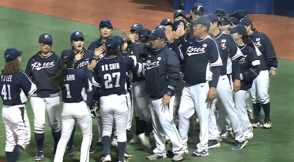 대표팀이 승리하고 환호하고 있다. (사진=중계화면 갈무리)