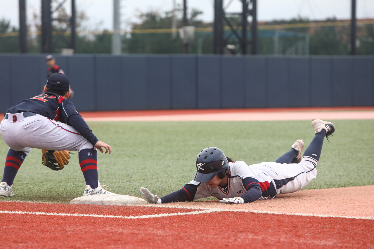18일 경기도 화성시 화성드림파크 여성야구장에서 열린 대한민국여자야구대표팀의 훈련에서 대표팀 선수가 1루 도루를 견제 당하자 슬라이딩을 하고 있다. ⓒ손상민 사진기자