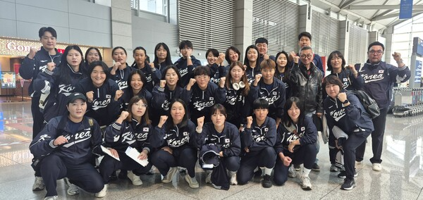 24일 출국한 여자야구 대표팀 단체 사진. (사진=한국여자야구연맹)