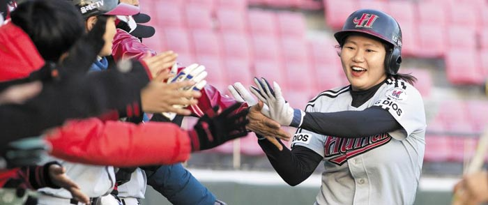 서울 후라 선수들이 점수를 올리자 환호하는 모습이다.