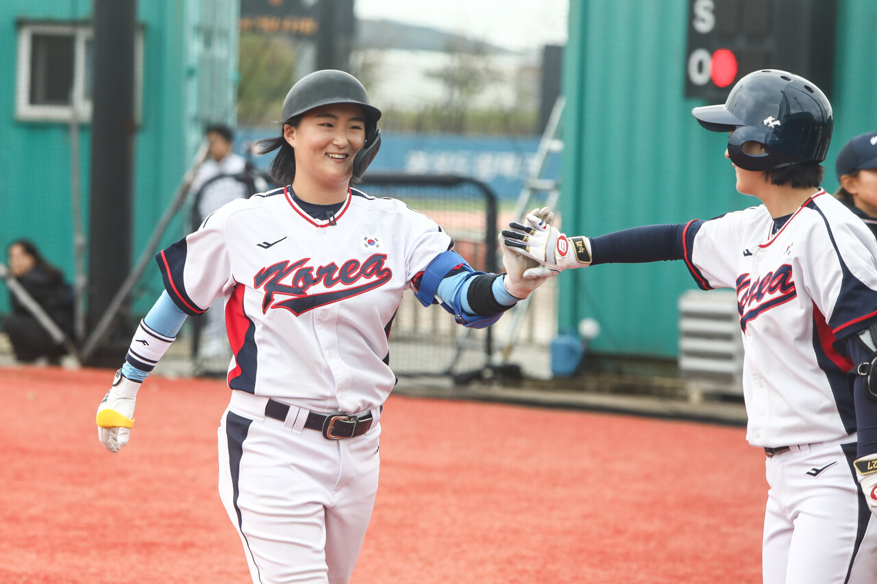 10월 18일 경기도 화성시 화성드림파크 여성야구장에서 열린 대한민국여자야구대표팀의 연습 경기 중 김현아 선수가 홈으로 돌아온 후 동료 선수와 하이파이브를 하고 있다. ⓒ손상민 사진기자