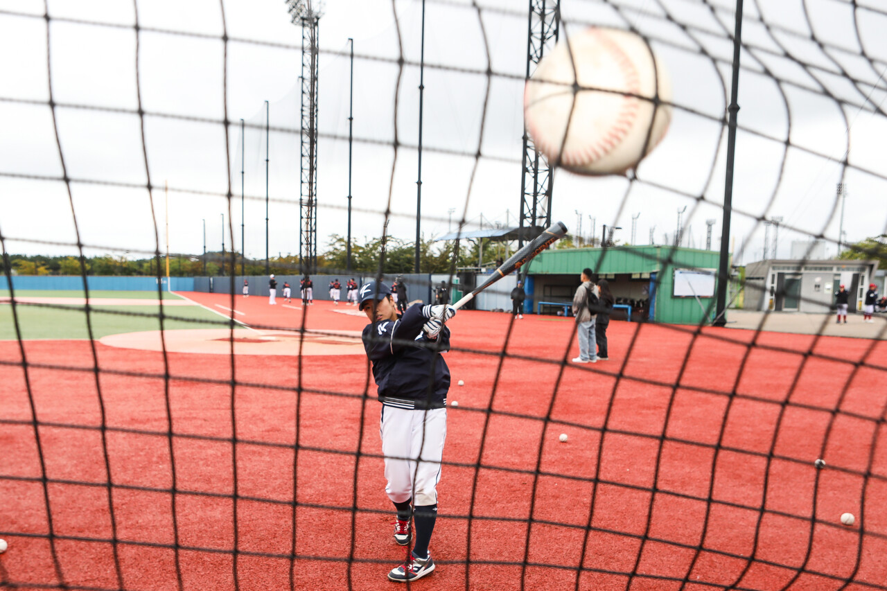 18일 경기도 화성시 화성드림파크 여성야구장에서 열린 대한민국여자야구대표팀의 훈련에서 대표팀 선수가 타격 연습을 하고 있다. ⓒ손상민 사진기자