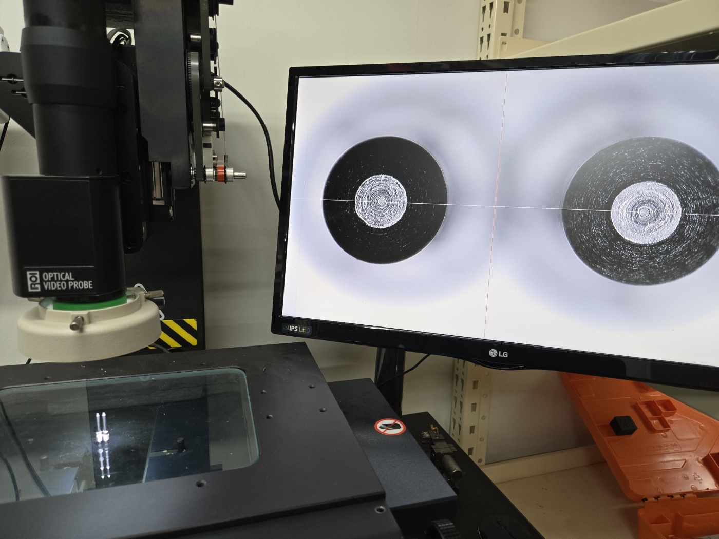 20배 확대 영상, 중앙 D0.13x1mm 관통홀