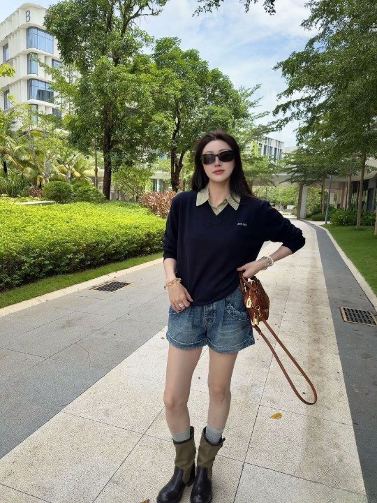 미우미우 스트라이프 칼라 레이어링 니트