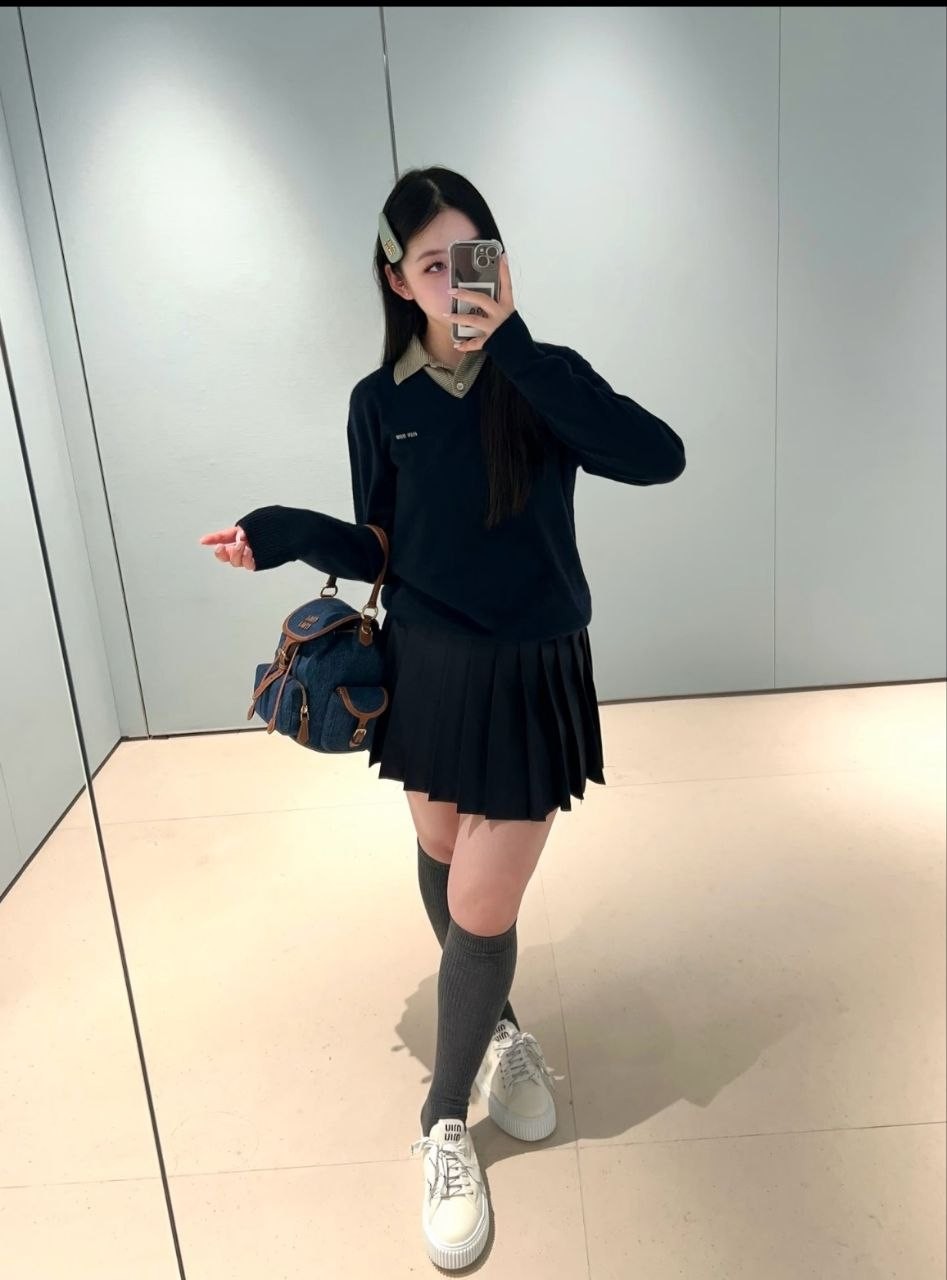 미우미우 스트라이프 칼라 레이어링 니트