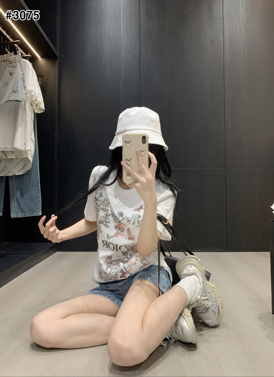 디올 플라워 로고 자수 티셔츠